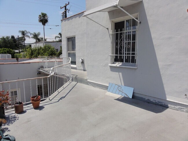 Building Photo - 8261 Romaine St
