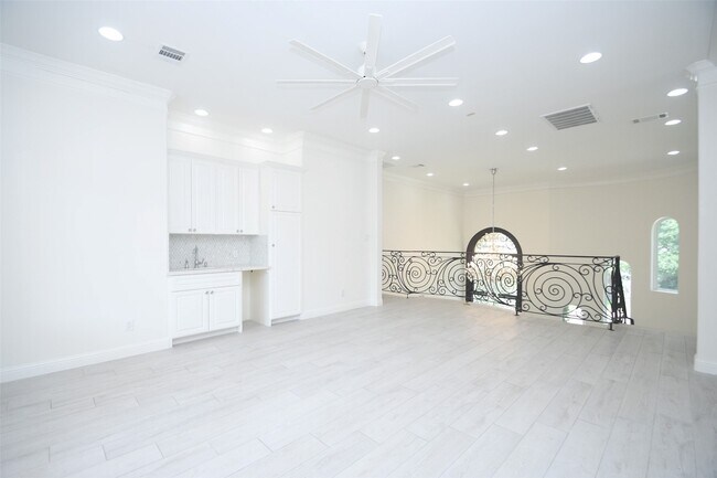 Building Photo - 422 Mignon Ln