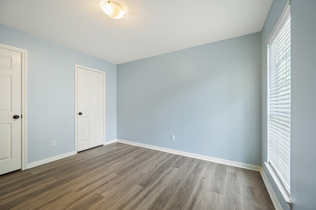 Building Photo - 5827 Willow Park Dr