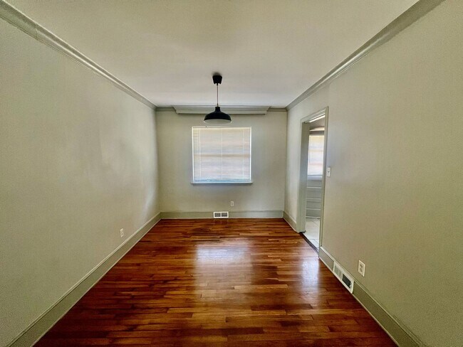 Building Photo - This Beautiful 4 bed 2.5 bath brick ranch ...