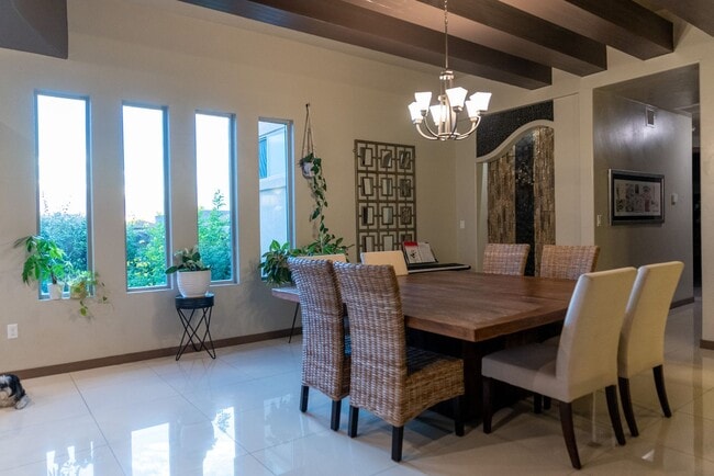 Building Photo - Stunning 4 bedroom, 2,5 bath home in West ...