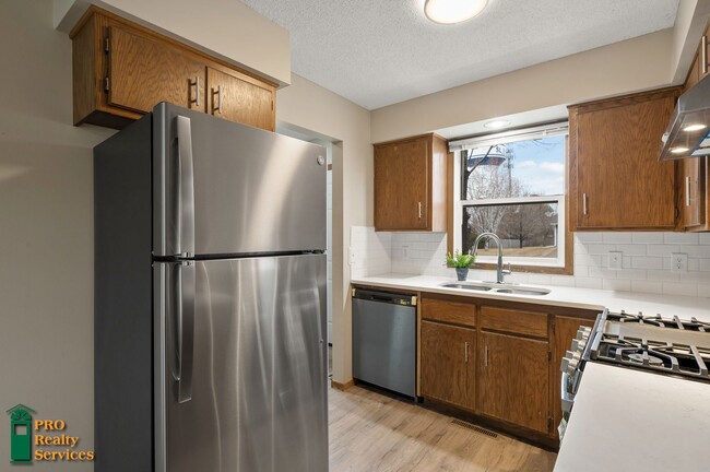 Building Photo - 3 Bedroom House **Half Off May Rent with a...