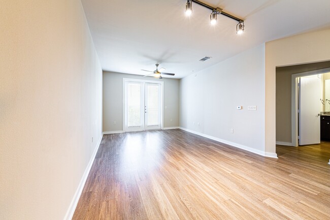 Building Photo - Amazing 1/1 Condo in Barton Springs. Beaut...