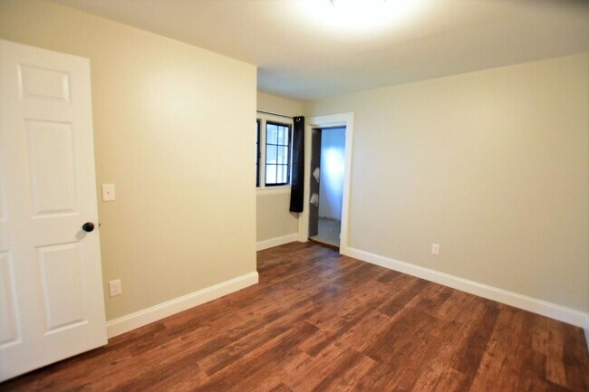 Building Photo - Two Bedroom Two Bath 112 Quarry