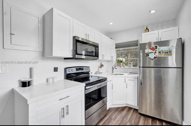 Building Photo - 685 SW 7th Terrace