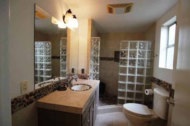 Building Photo - Lovely Craftsman Style Home Ballard !