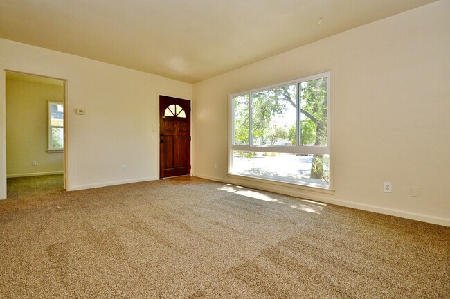 Building Photo - Cozy 2 Bedroom,1 Bath