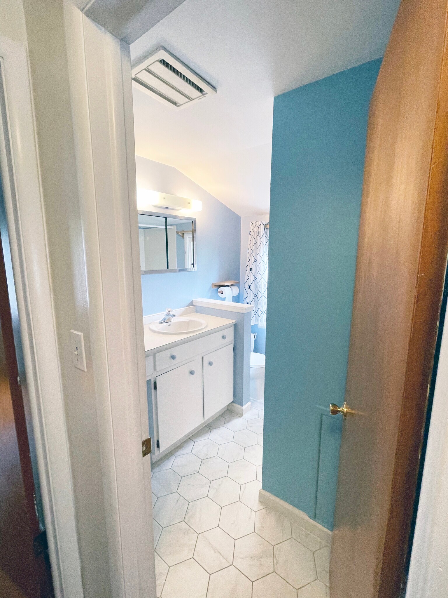 Upstairs bathroom - 279 Highfield Dr