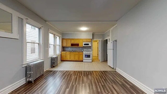 Building Photo - 416-418-418 Leslie St