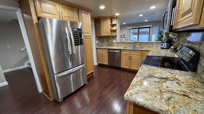 Kitchen - 38921 Cherry Glen Cmn