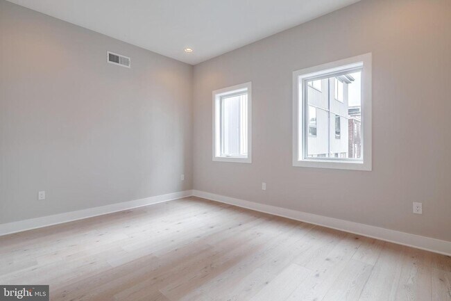 Building Photo - Northern Liberties Townhome with Parking