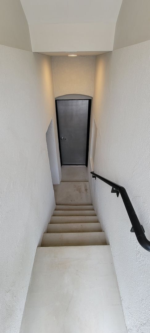 Building Photo - AVAILABLE  May 1st - Newly Updated 1 Bed 1 Bath!