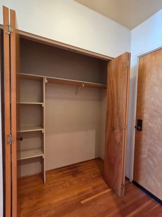 Building Photo - Studio Available in Beautiful Lincoln School