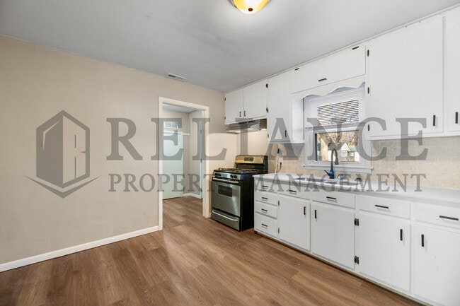 Building Photo - 110 N Doris St