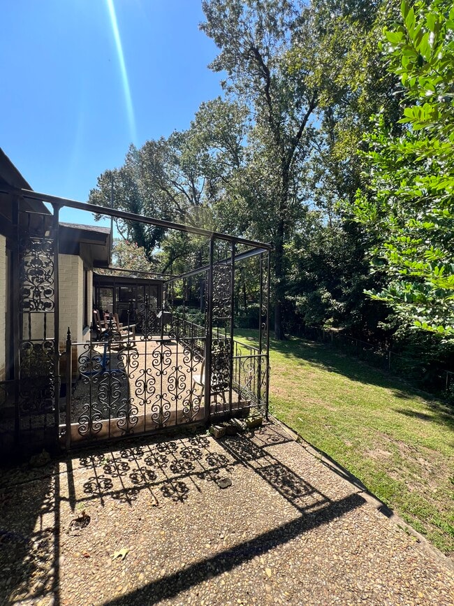 Building Photo - 2311 Brookhaven Dr