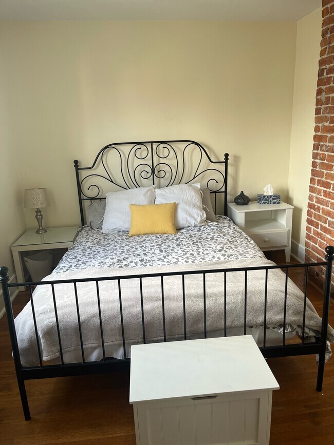 Furnished Bedroom 2 View 1 - 952 Tecumseh St