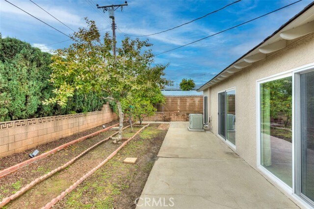 Building Photo - 529 E Avenida De La Merced