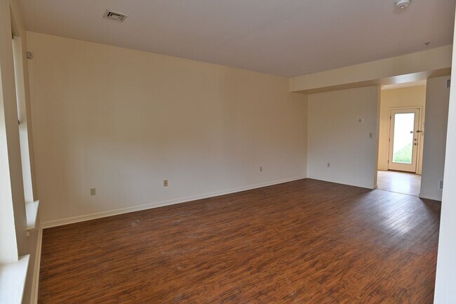 Building Photo - 3 Bedroom Single Family in Midtown with Pa...