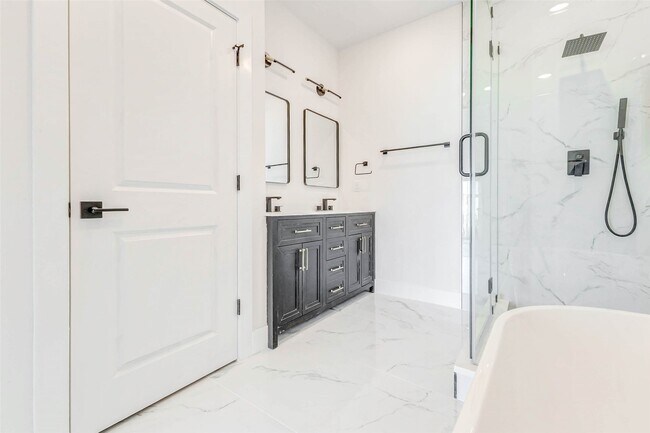 Building Photo - 5640 Dolores St