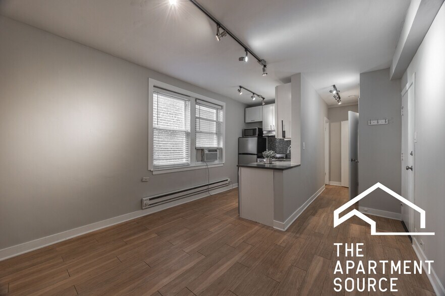 Building Photo - 521 W Belmont Ave