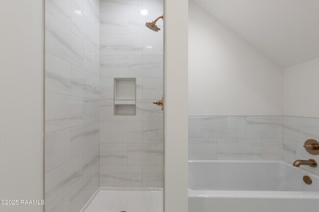 Building Photo - 208 Steiner Oaks