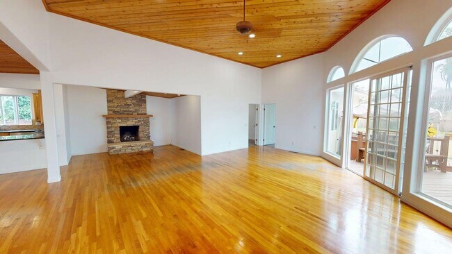 Building Photo - Spacious 4 Bed 3 Bath Home Available for L...