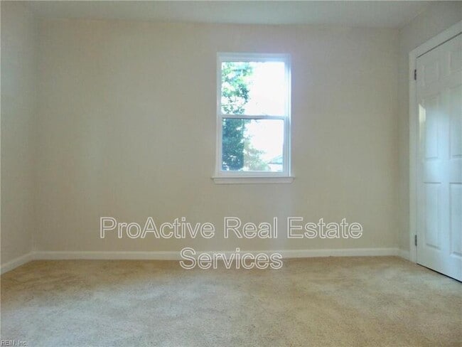 Building Photo - 838 W 48th St