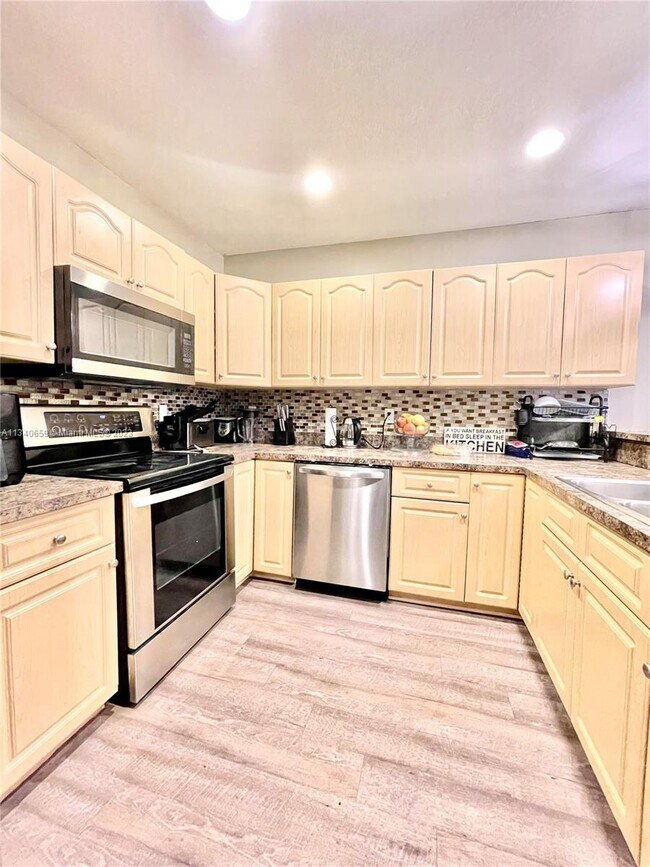 Building Photo - 1359 Avon Ln