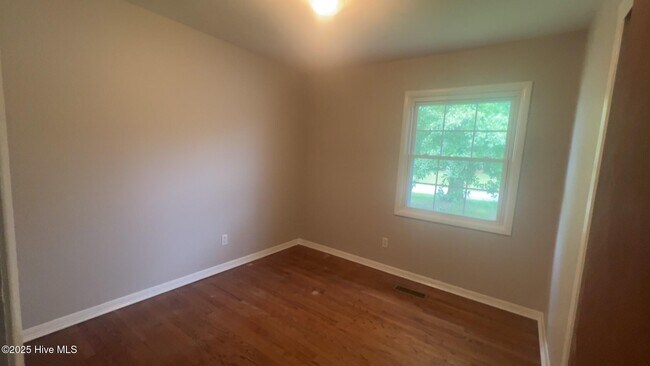 Building Photo - 104 Greencrest Cir