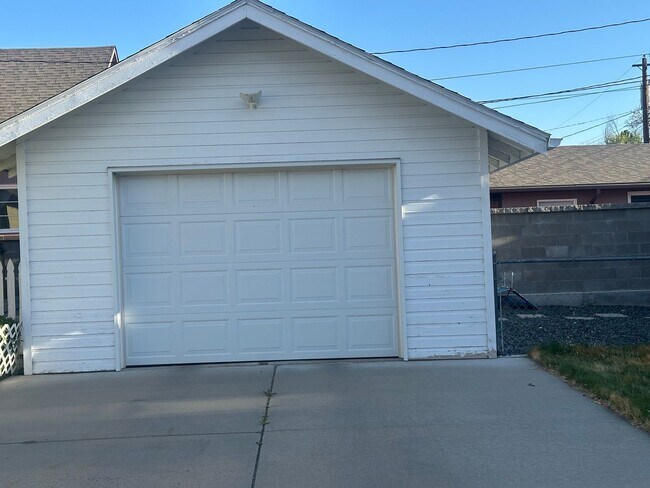 Building Photo - Three bedrooms, one bathroom, pet friendly, one car detached garage!