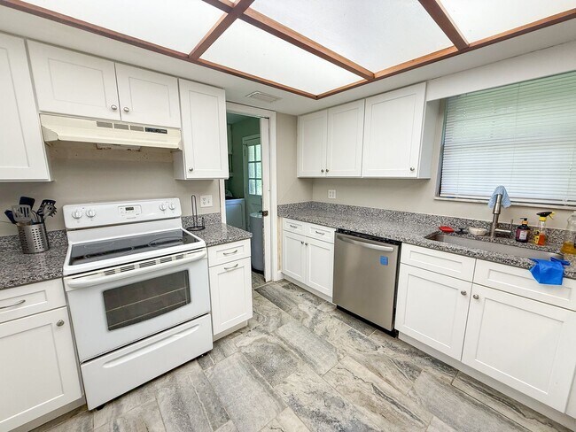 Building Photo - 305 NW 28th Terrace