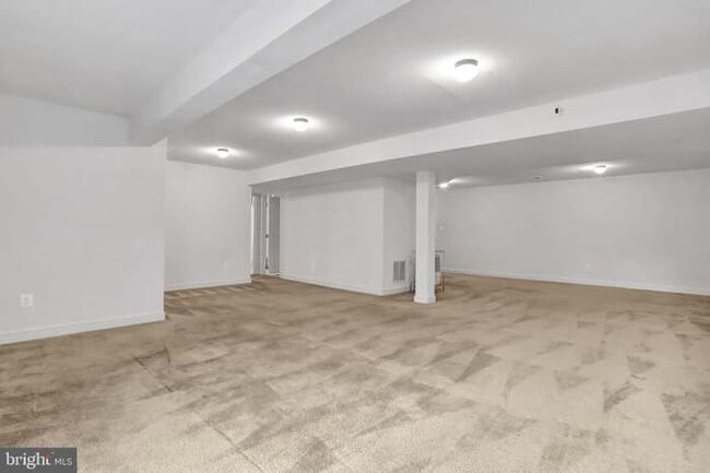 Building Photo - 515 Waterdale Dr