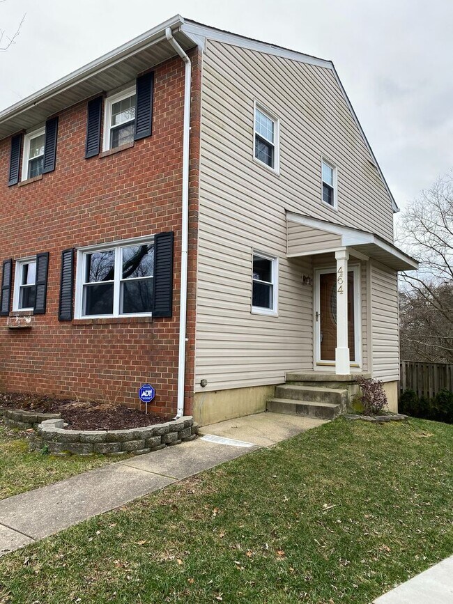 Building Photo - Townhome in Millersville