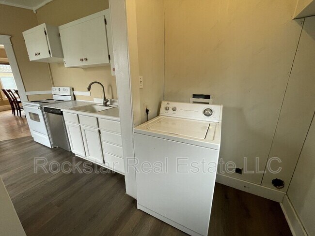 Building Photo - 519 E Ermina Ave