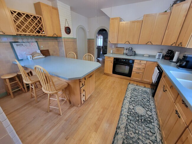 Kitchen - 615 N Lawe St