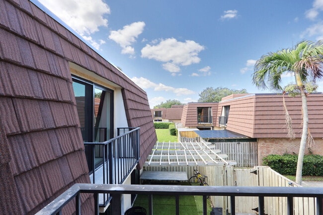 Building Photo - 1614 16th Ln