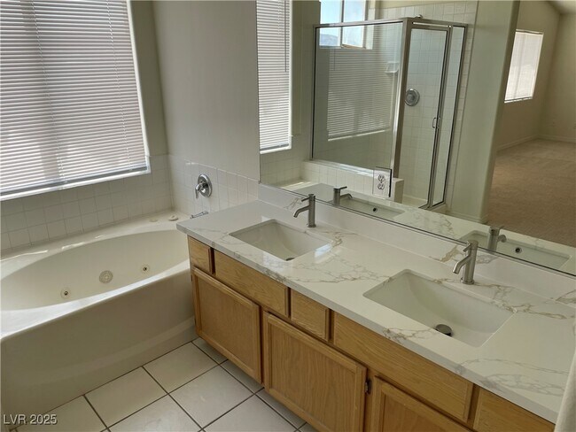 Building Photo - 2413 Cliffwood Dr
