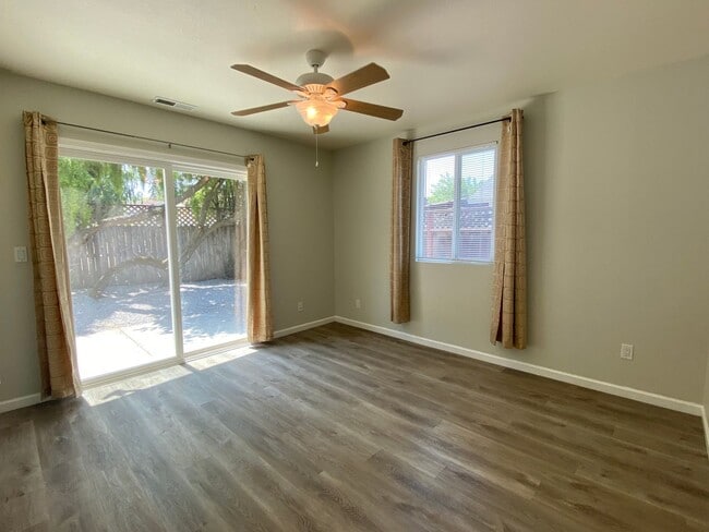 Building Photo - Charming 2 Bedroom Westside Petaluma Bungalow