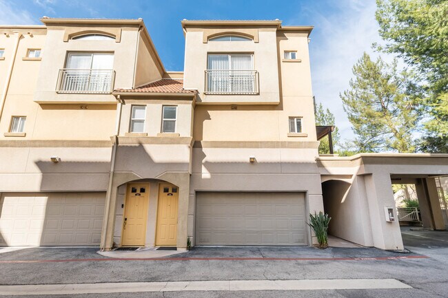 Modern, bright newer townhouse - 5220 Premiere Hls Dr