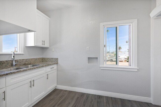 Building Photo - Spacious 2-Bedroom Apartment in Prime Los ...