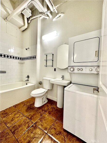Building Photo - 312 W 5th St