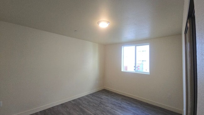 Building Photo - All Bed& Bath at 1st ,2 car Assigned Parking Space at back with access alley,tile &laminate floor...