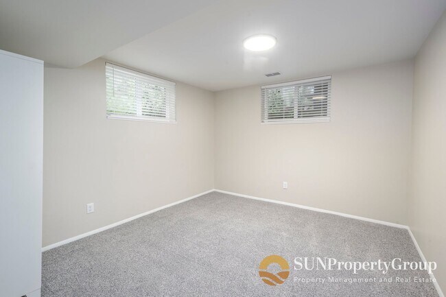 Building Photo - Stunning Remodeled Home in Desirable Cottonwood Heights!