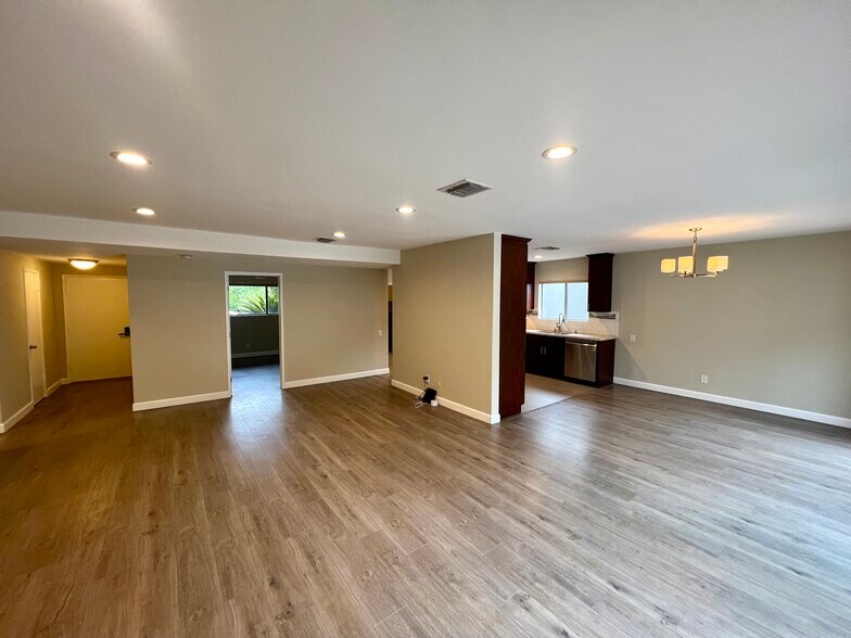 Building Photo - 5811 Agnes Ave
