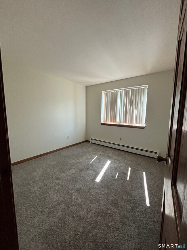 Building Photo - 33 Lochview Dr