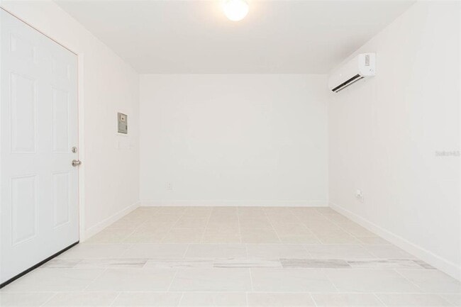 Building Photo - 118 W Sligh Ave