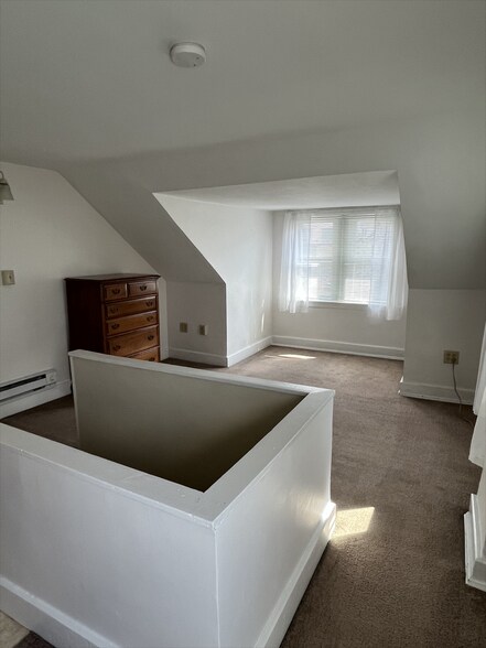 Building Photo - 701 E 6th St