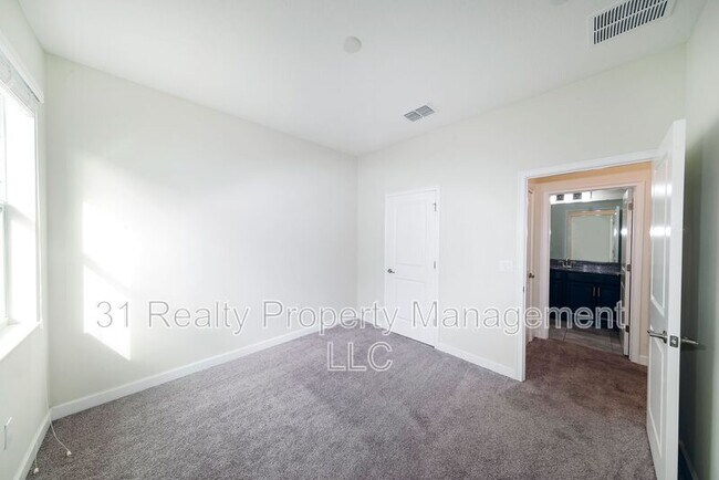 Building Photo - 11036 Sycamore Woods Dr