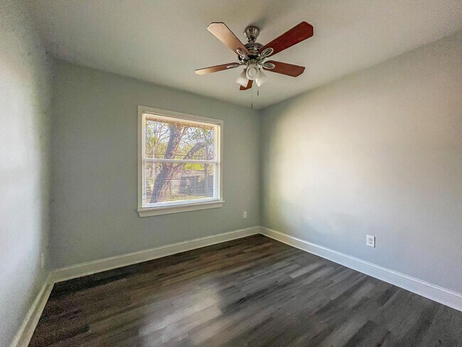 Building Photo - Charming 4BR/2BA Home in Dallas