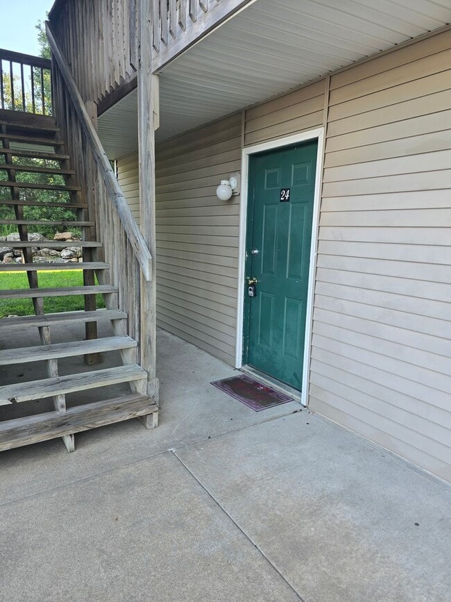 Building Photo - 2 Bedroom 1 Bathroom Apartment in heart of Osage Beach!
